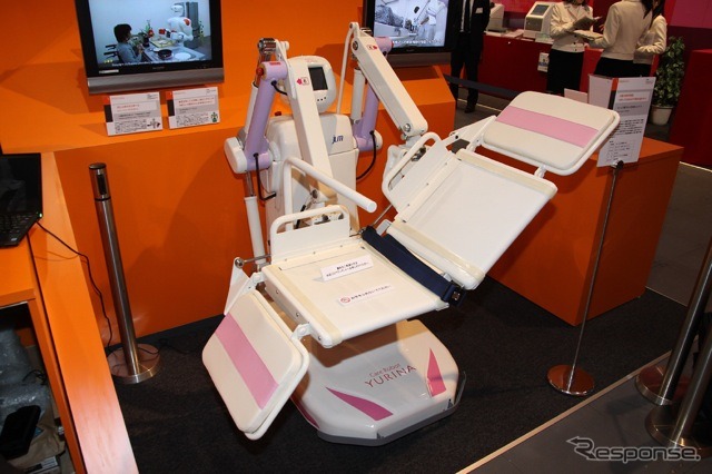 日本ロジックマシンのホーム介護ロボット、百合菜(ユリナ)。寝たきりでも運んでもらえたりする