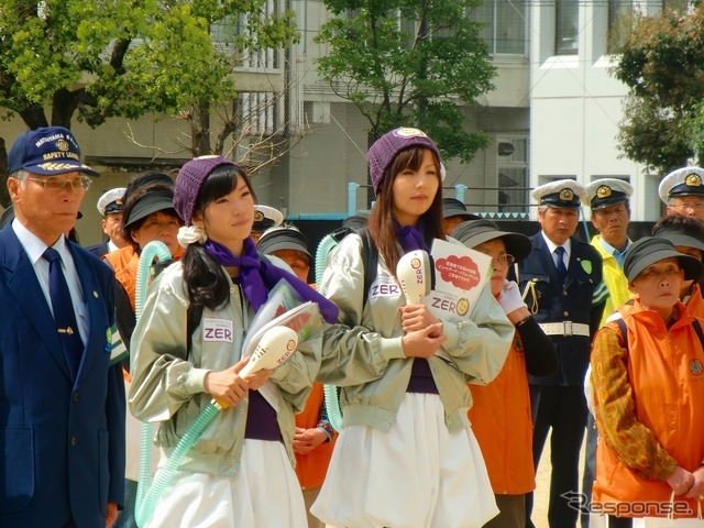 6日、松山市の春の全国交通安全運動パレード出発式に参加する花粉バスターズ