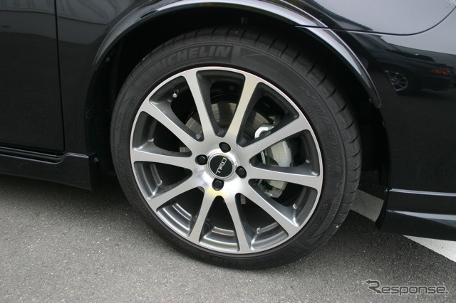 TRD架装メーカーオプションの17インチホイールセット。タイヤはミシュラン