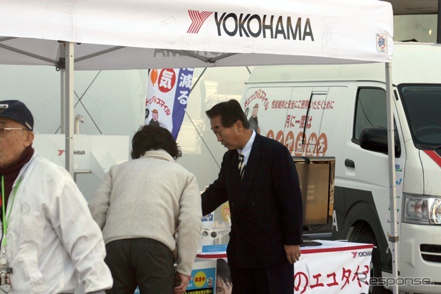 来場者に説明するヨコハマタイヤジャパンの田中孝一社長