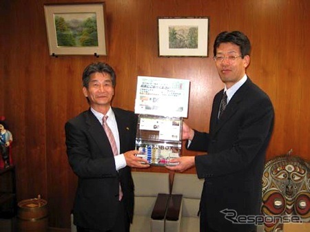 TABふれあいクラブ収集サークル世話人(右)からオイスカ愛知県支部へ寄贈の様子