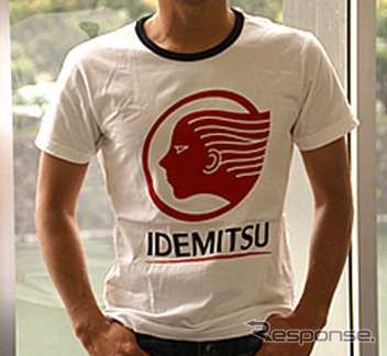 ユニクロとのコラボTシャツ