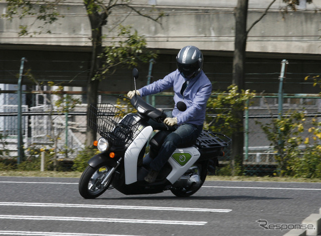 ステップボード下にバッテリーを搭載した結果、低重心が強調された