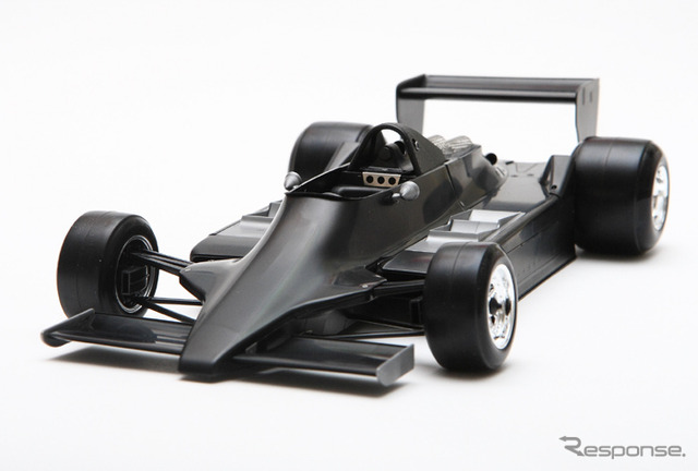 滑らかな美しいフォルムを実車そのままに再現
