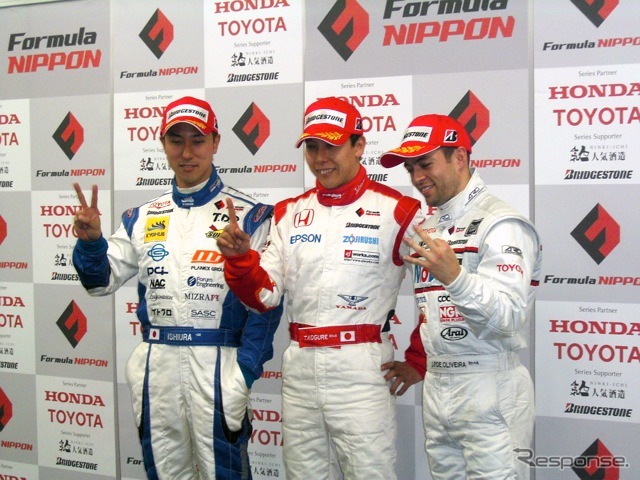 第1戦上位3人。ポールの小暮（中央）、3番手タイムのオリベイラ（向かって右）。2番手タイムの石浦は車検失格でピットスタート、オリベイラ以下繰り上げ