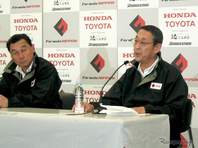 中嶋会長（向かって左）と白井新社長