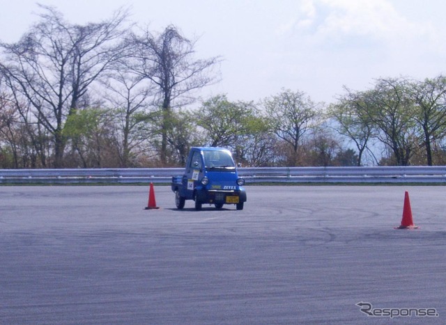 優勝した1号車、大津選手のアタック。