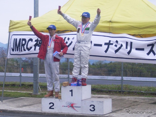 EVクラス表彰式。1位大津志伸、2位中野はじめ。共にZEVEX Racing Team。