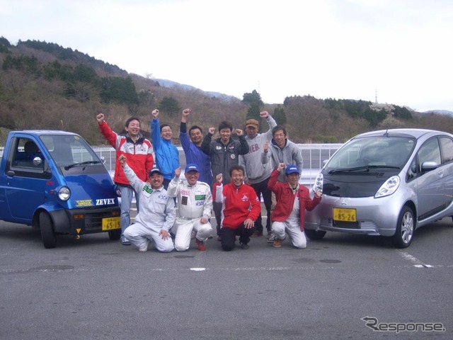 ZEVEX Racing Team、増岡選手＆i-MiEVと記念撮影。