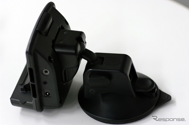 CN-MP500VD クレードル。ゲル状吸盤で定着力は十分。右側面にはFMアンテナや電源端子のソケットが配置されている