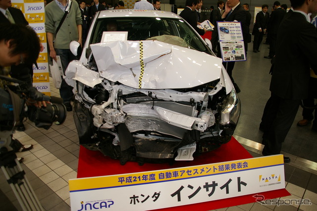 グランプリ表彰会場(東京・秋葉原)に展示された試験車両
