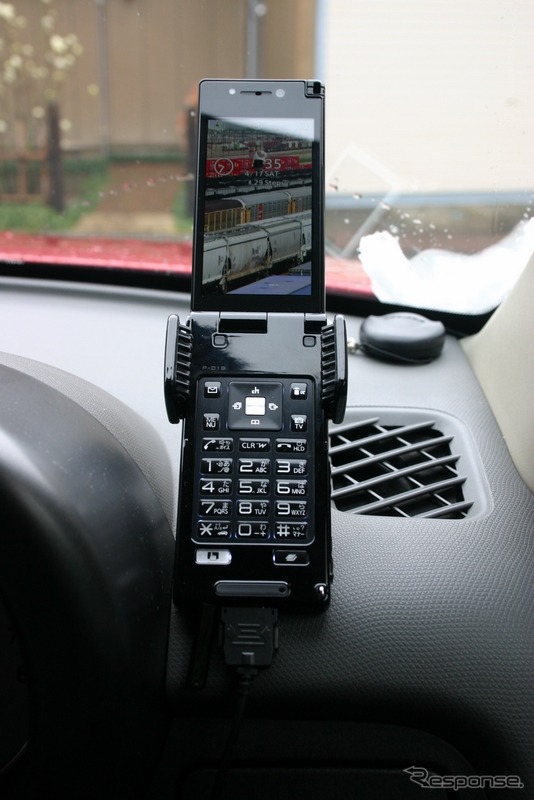 車のダッシュボードに取り付けたところ。画面が小さいので取り付け位置は工夫が必要。また、GPSを使うアプリはバッテリーの消費が激しいのでシガーソケットからの電源供給も必須だ