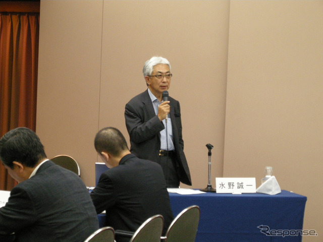 昨年開催されたフォーラムで挨拶に立つ水野誠一理事長
