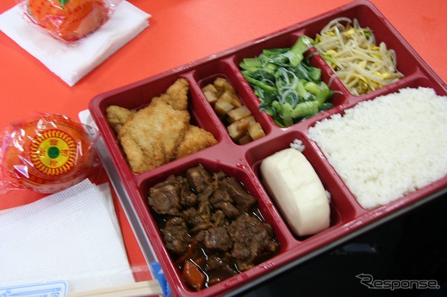 日本の感覚だと1500円くらいなのに、まったく箸が進まなかった。付属のみかんまでもが……