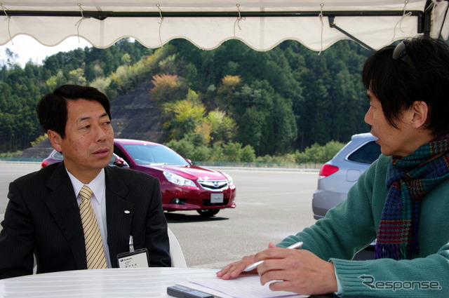 スバル技術本部電子技術担当部長の野沢良昭氏（左）と森口将之氏