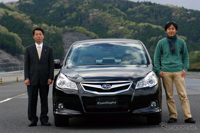 スバル技術本部電子技術担当部長の野沢良昭氏(左)と森口将之氏