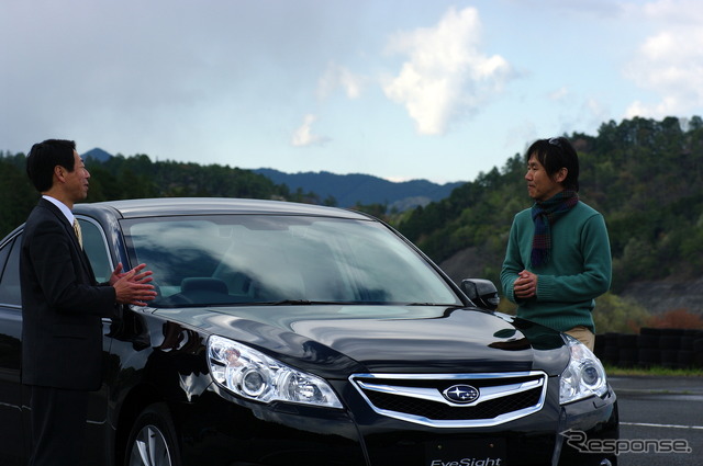 スバル技術本部電子技術担当部長の野沢良昭氏（左）と森口将之氏