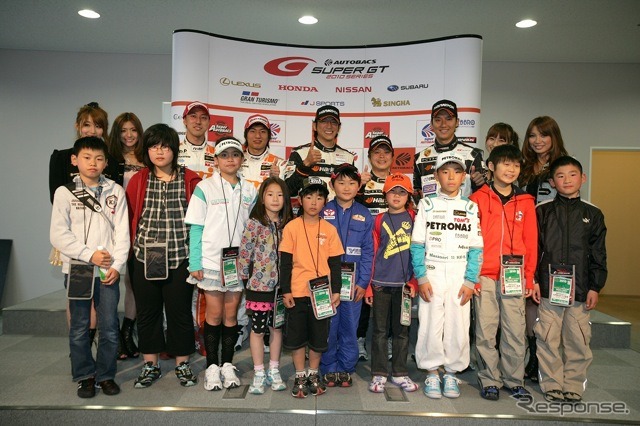 キッズ記者（予選会見で各クラス1位選手と）