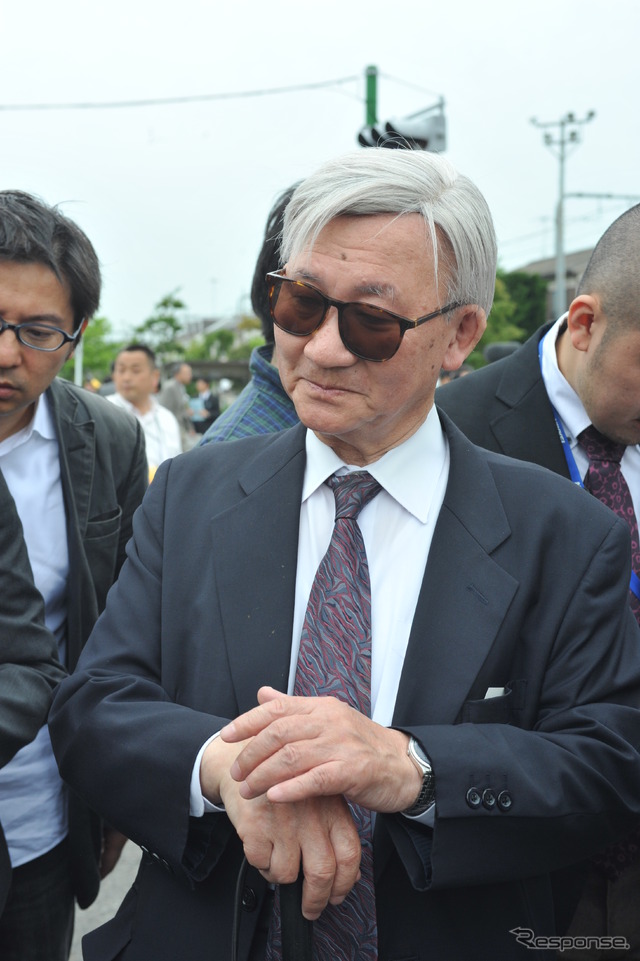 報道陣の質問に答える笹川会長(10日・東京都東小金井市の尾久自動車学校)(撮影=中島みなみ)