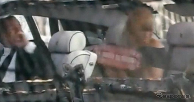 映画のワンシーンで、超高級車のロールスロイス『ファントム』を派手に破壊