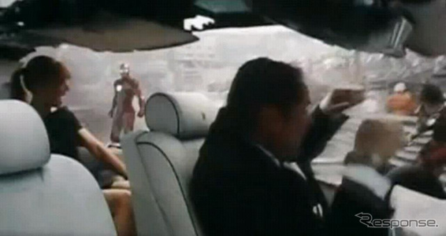 映画のワンシーンで、超高級車のロールスロイス『ファントム』を派手に破壊