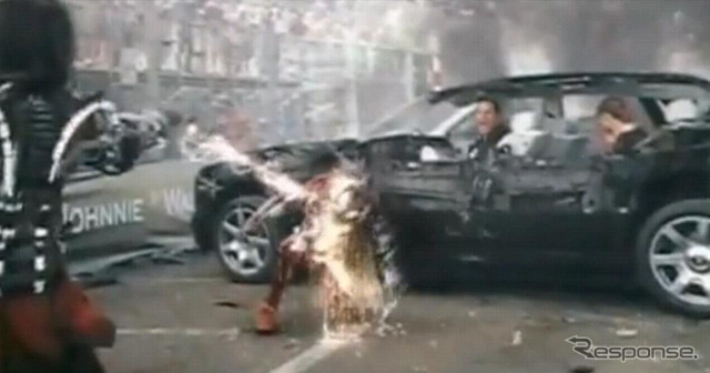映画のワンシーンで、超高級車のロールスロイス『ファントム』を派手に破壊