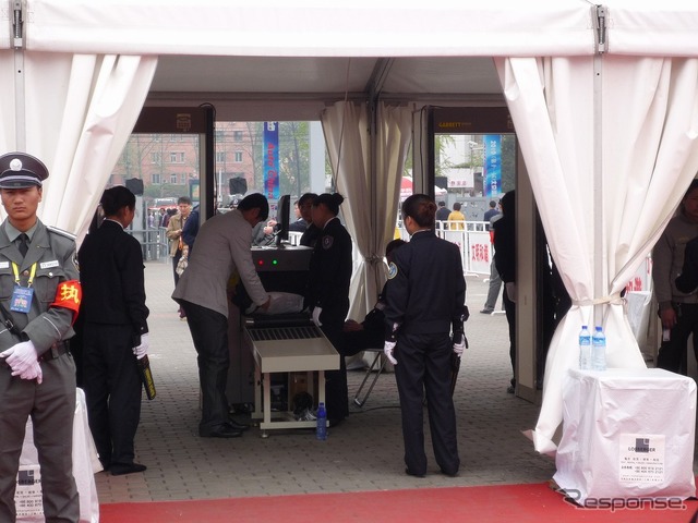 入場時には荷物のX線チェック＋金属探知機のボディチェックがあり、まるで空港のようだ