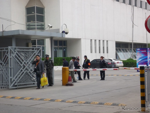 荷物チェック担当の警備員は世間話に夢中…のようだ