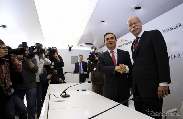ゴーン社長とダイムラーのディーター・ツェッチェ社長（4月7日・提携発表会見）