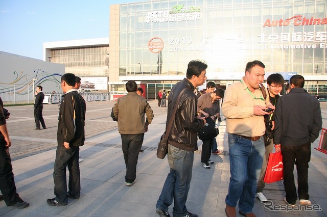 夕方の会場出口で声を掛けまくっている男性たちは……ナンパではなくもちろんダフ屋。彼らは中国でも力強く生きています。噂によると、プレスパスの買取価格は50元(700円弱)、販売価格は400元(約5500円)が相場らしい
