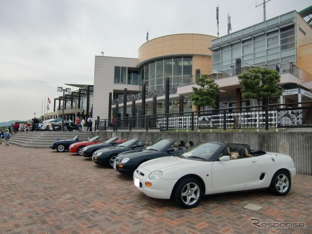 MGF(手前4台)やMG RV8(一番奥)も参加