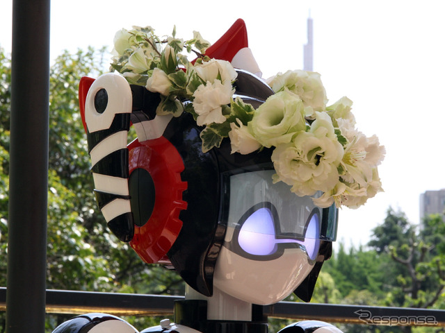 I-Fairyの頭部はヘルメットを被っているデザイン。この日はウェディングらしい飾り付けが