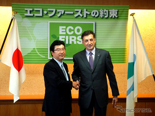 小沢鋭仁環境大臣（左）と日本ミシュランのベルナール・デルマス社長（右）