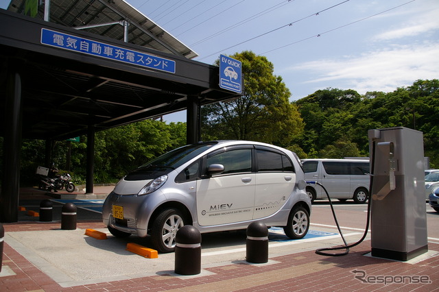 横浜横須賀道路、横須賀PAで充電中のiMiEV