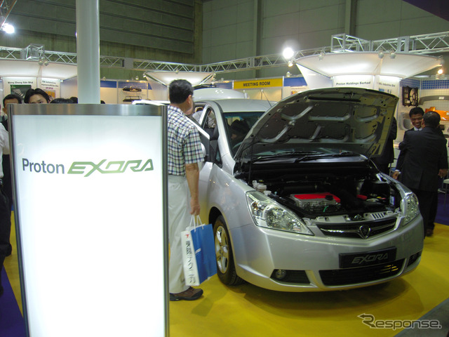マレーシア貿易開発公社と日本貿易振興機構が出展したプロトンの「EXORA」
