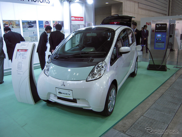 iMiEVを急速・普通充電器とともに展示していた三菱自動車工業