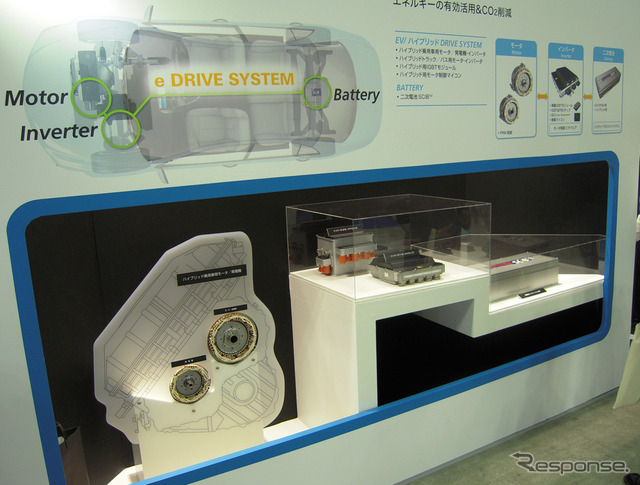 モーターやインバーターとともにSCiB電池を展示した東芝のブース