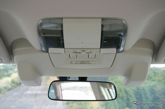 アイサイトVer.2を搭載する新型レガシィ(写真はアウトバック 3.6R EyeSight)