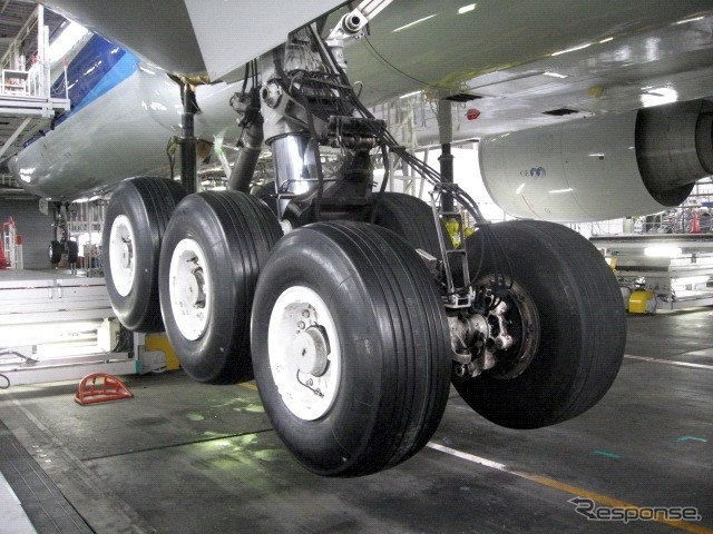 ANAのボーイング777-300ER型機にタイヤ供給