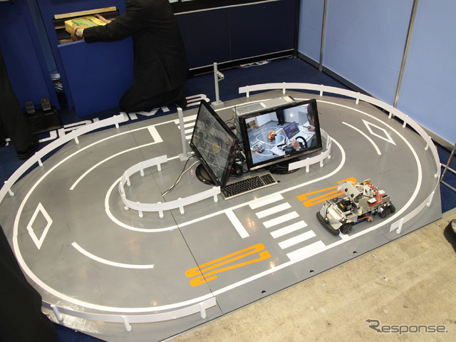 RoboCarの実機が走る10分の1スケールのコース