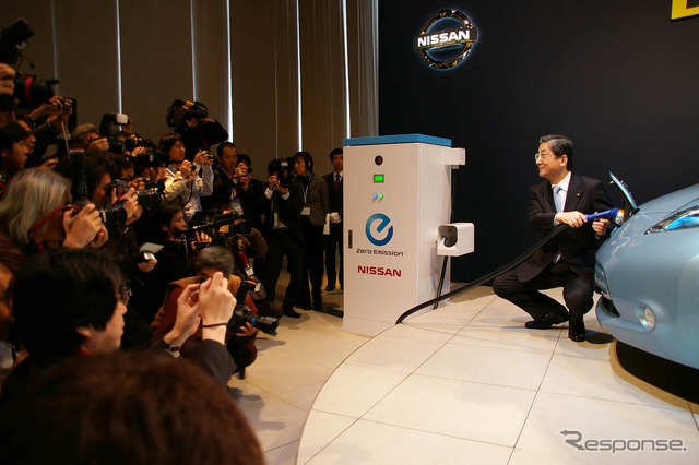 急速充電器のデモンストレーションをおこなう志賀COO（リーフ予約開始発表会見）