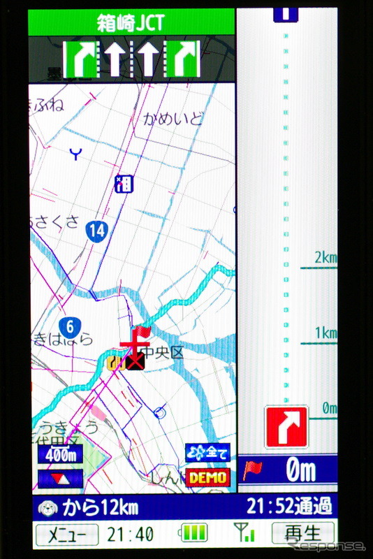 シンプルながらレーンガイドも表示される。案内ルートは背景が緑に塗られるので、小さいケータイの画面でも分かりやすい