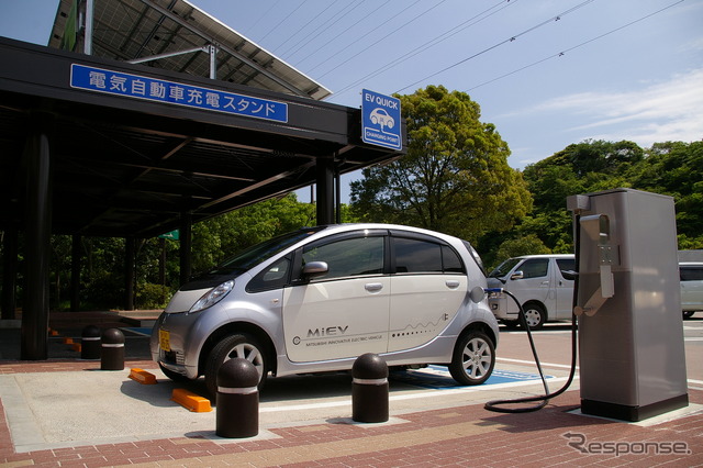 横浜横須賀道路、横須賀PAで充電中のiMiEV