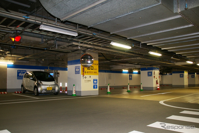 横浜ランドマークタワーの地下駐車場にある充電スポット