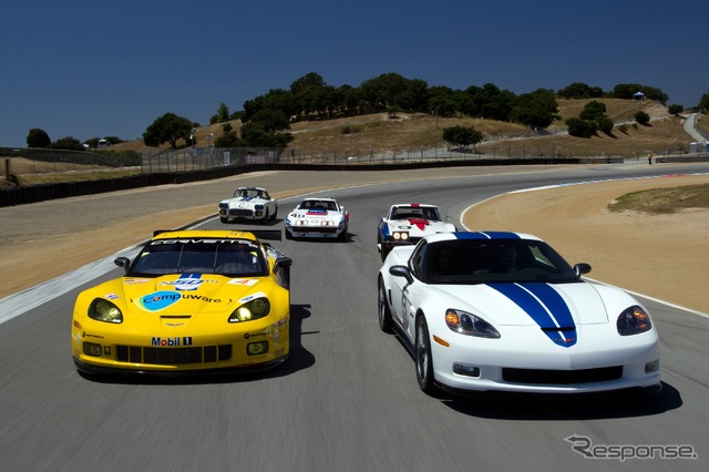 コルベット・ルマン参戦50周年記念車（向かって右）とALMS競技用車両