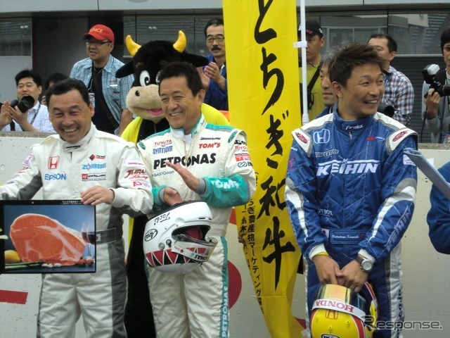 監督たちによる“ミニフォーミュラ”でのエキシビジョンレースに出場した中嶋悟監督、参議院議員選挙に出馬する舘信秀監督、金石勝智監督(向かって左から)