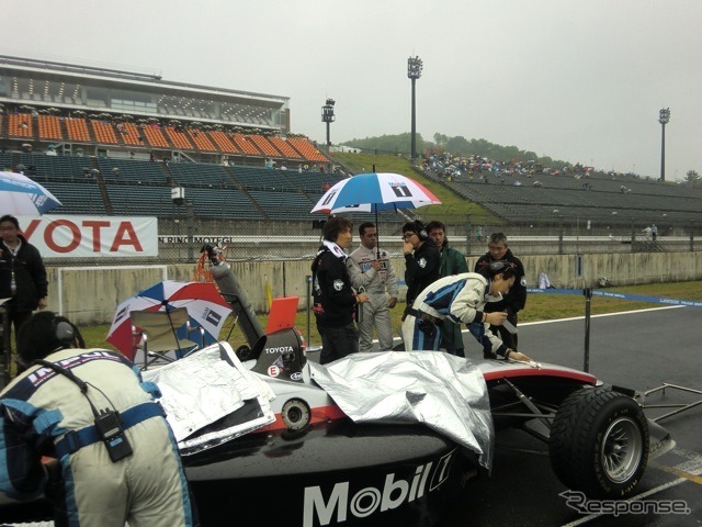 レースは雨に。ポールポジションのオリベイラ(インパル)