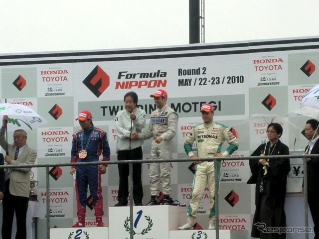 表彰式。向かって左から2位塚越、優勝の星野監督&オリベイラ、3位ロッテラー