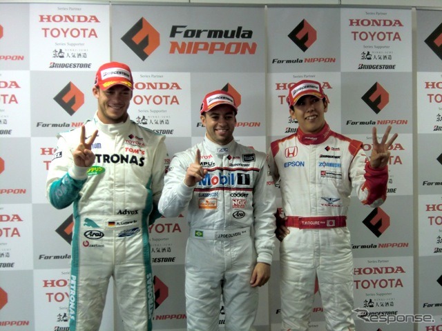 トップ3:向かって左から2位ロッテラー、ポールのオリベイラ、3位の小暮卓史