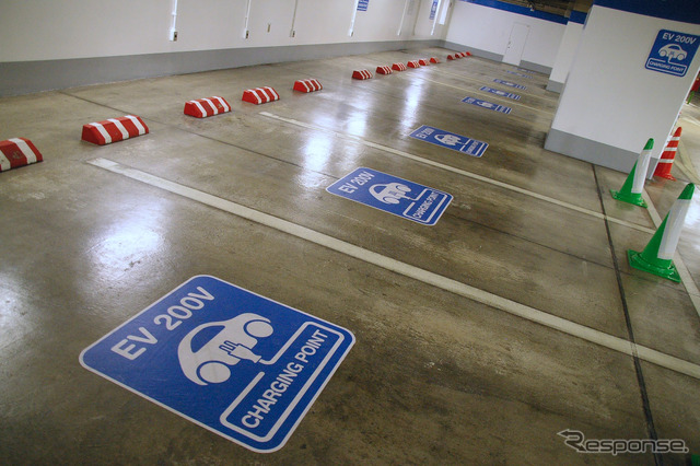 ランドマークタワー地下駐車場には、急速充電だけでなく200V電源も多数用意されている